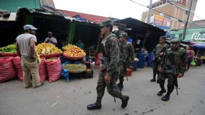 Soldados patrullan el mercado Las Américas en Tegucigalpa. AFP