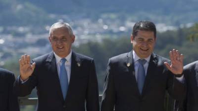 El mandatario guatemalteco, Otto Pérez Molina junto al presidente hondureño Juan Orlando Hernández.