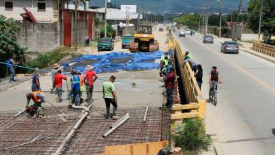 <b>Trabajadores reiniciaron las obras ayer con la fundición de losas sobre uno de los puentes en la trocha sur de la 27 calle.</b>