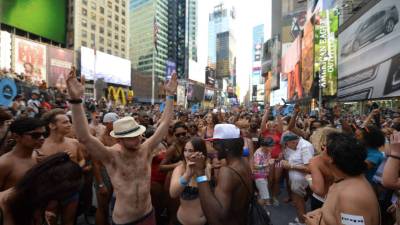 Comienzan a llegar las multitudes en Times Square de Nueva York para celebrar la llegada del AÃ±o Nuevo el 31 de diciembre del 2019. (AP Photo/Seth Wenig)