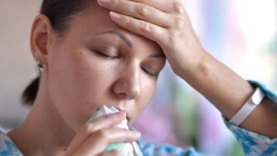 La influenza estacional causa fiebre, dolor de garganta, muscures y de cabeza. Además puede sentir fatiga.