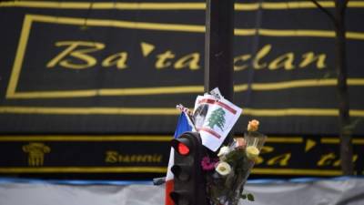 Los franceses siguen llevando flores a uno de los lugares de la tragedia.