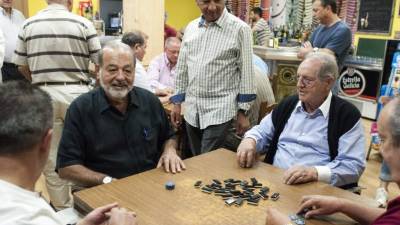 Los empresarios mexicanos Carlos Slim (i), el sexto hombre más rico del mundo, y Olegario Vázquez Raña (d) juegan una partida de dominó en un bar de Avión (Ourense), donde ambos pasan unos días de vacaciones. EFE