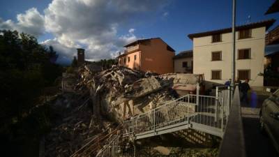 Varias casas y edificios se derrumbaron tras el sismo en la región de Umbria. Foto: AFP/Filippo Monteforte