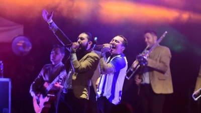 Los cantantes Alann Mora y Edwin Luna en el concierto que dio La Trakalosa el pasado 8 de junio en San Pedro Sula.