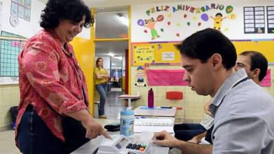 La mayoría de los colegios electorales brasileños cerró sus puertas hoy a las 17.00 hora local (19.00 GMT), tras unos comicios para los que estaban convocados 142,8 millones de votantes para elegir en segunda vuelta al presidente para los próximos cuatro años y 14 de los 27 gobernadores.
