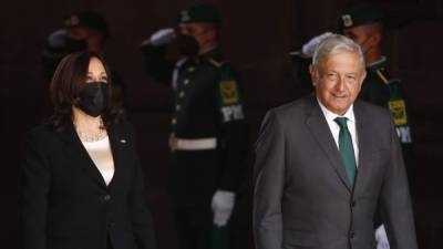 Kamala no se quitó su mascarilla durante su reunión con Obrador, pese a que ambos están totalmente vacunados contra el covid 19./EFE.