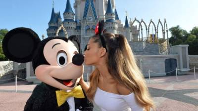 Ariana Grande celebró sus 21 años en el parque temático de Disney.