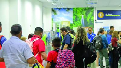 Por el aeropuerto Ramón Villeda Morales circulan más de 2,500 viajeros al día.