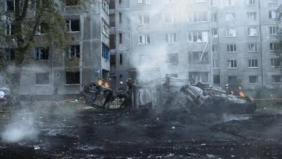 Ucrania está de luto por las víctimas del bombardeo ruso a Járkov, que mató el viernes al menos a 6 personas e hirió a 97, incluidos 22 niños, en medio de la continua negativa de Estados Unidos y otros aliados a permitir ataques de largo alcance contra aeródromos rusos, necesarios para proteger las ciudades ucranianas contra los cientos de bombas aéreas guiadas que Rusia lanza cada semana.