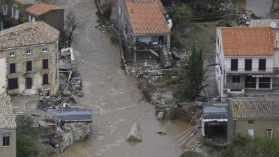 A man and his child wearing a face masks walk on the empty Trocadero esplanade near the Eiffel Tower in Paris, on April 20, 2020, on the 35th day of a strict lockdown in France aimed at curbing the spread of the COVID-19 pandemic, caused by the novel coronavirus. (Photo by THOMAS COEX / AFP)