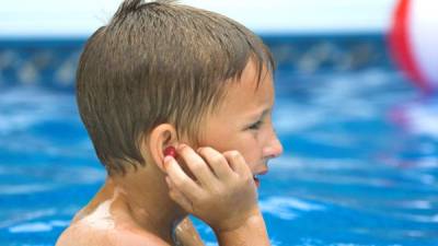 Si su hijo está aprendiendo a nada debe usar protectores en los oídos.