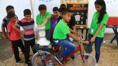 Dan Emanuel Saucedo, de segundo de ciclo común, explica cómo funciona la bicilicuadora.