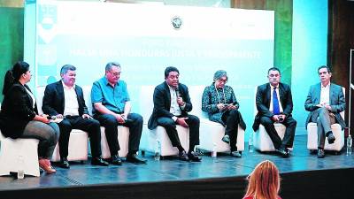 Funcionarios participaron como panelistas en el foro. Fotos: Amílcar Izaguirre.