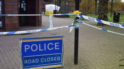 Vista de una carretera cortada, cerca de la zona del envenenamiento del exespía ruso Serguéi Skripal y su hija en Salisbury (Rusia). EFE