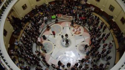 Decenas de personas protestan contra la ley SB-4 en el capitolio de Texas. EFE.