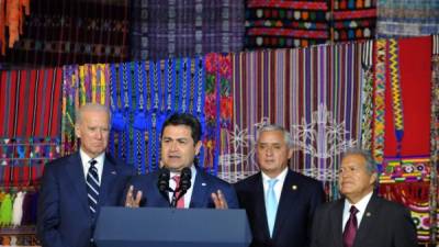 El vicepresidente de Estados Unidos, Joe Biden, escucha la intervención del mandatario hondureño, Juan Orlando Hernández. Observan Los presidentes de Guatemala, Otto Pérez Molina, y de El Salvador, Salvador Sánchez Cerén.