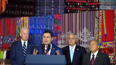El vicepresidente de Estados Unidos, Joe Biden, escucha la intervención del mandatario hondureño, Juan Orlando Hernández. Observan Los presidentes de Guatemala, Otto Pérez Molina, y de El Salvador, Salvador Sánchez Cerén.