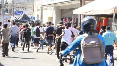 Decenas de manifestantes caminaban por las calles y avenidas de San Pedro Sula cerrando negocios del centro de la ciudad antes de mediodía. Disparos de arma de fuego desataron el caos nuevamente en el centro de la ciudad después que agentes intentaran dispersar a manifestantes en un punto de la ciudad.