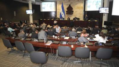 Los curules asignados a diputados del PAC se van quedando solos.