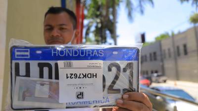 Este conductor muestra su nueva placa: se reclaman en Galerías del Valle y City Mall. Foto melvin Cubas