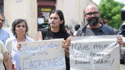 Un grupo de guatemaltecos se manifestó frente a la casa presidencial para exigir la renuncia del presidente Otto Pérez y la vicepresidenta Roxana Baldetti por el último escándalo de corrupción que estremece al país.