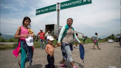 Los niños viajan con sus padres con la esperanza de llegar a los Estados Unidos.