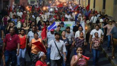 Marcha. Por las calles de la capital caminaron cientos de personas con antorchas hacia el Congreso Nacional, en protesta por la aprobación de decretos en salud y educación.