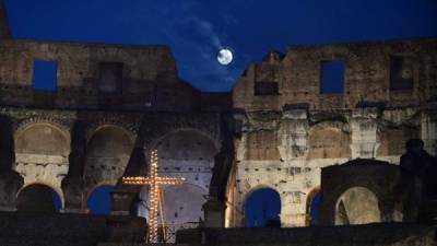 El eclipse más corto del siglo fue muy inusual ya que la Luna apenas rozó la umbra, la sombra interior de la Tierra, brevemente. Así lo vieron desde el Coliseo Romano en Italia.