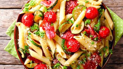 Penne: Su estructura permite que cada pieza se impregne de aderezos y vinagretas, convirtiéndolo en un vehículo ideal para sabores.