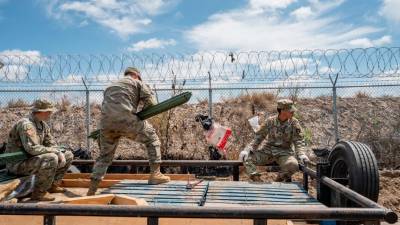 Soldados de la Guardia Nacional de Texas colocan material en preparación para construir y reparar cercas dañadas en las orillas del río Grande cerca de Shelby Park el 21 de marzo de 2024 en Eagle Pass, Texas.