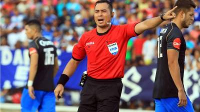 Héctor Rodríguez dirigió el partido entre Real de Minas y Motagua en Danlí. Foto Ronald Aceituno