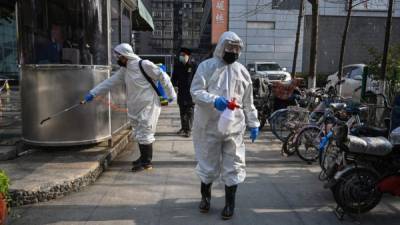 Personal sanitario desinfecta las calles de Wuhan para frenar la propagación del coronavirus./AFP.