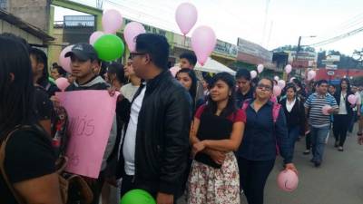 Con globos rosados, los esperanzanos apoyaron a la madre de la pequeña.