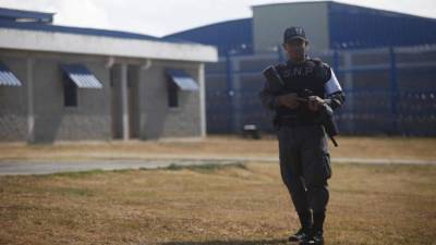 Imagen de archivo de un vigilante monta guardia en una cárcel de Panamá (Panamá). EFE/Bienvenido Velasco/Archivo.