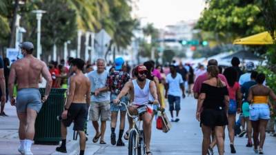 La gente camina en Ocean Drive en Miami Beach, Florida, el 26 de junio de 2020. AFP