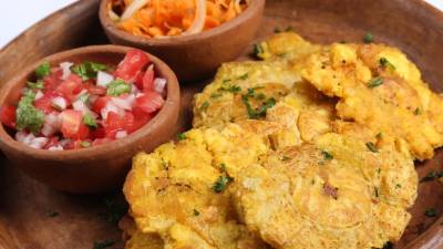 Para elaborar esta deliciosa receta necesitamos solo necesitas aceite para freír, plátano verde, sal y chismol para servir.