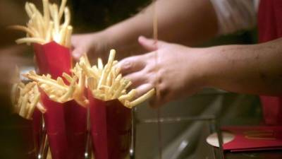 Los científicos crearon, mediante un proceso de destrucción, una papa frita hecha con una mezcla de descartes de papas y subproductos del pulido de arroz, pero con una forma 'un poco distinta', para distinguirla de la tradicional, pero un sabor similar. EFE/Archivo