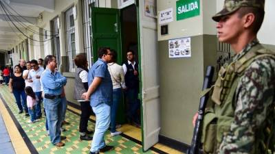Un grupo de votantes hacía fila frente a un centro de votación en Lima.