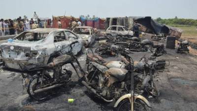 Unidades de bomberos lograron extinguir el incendio, mientras los equipos de rescate y vecinos de la zona trataban de salvar el mayor número posible de personas. EFE