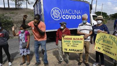 Un grupo de residentes del municipio de Cedros, en Francisco Morazán, celebra la llegada de las vacunas donadas por el gobierno de El Salvador.