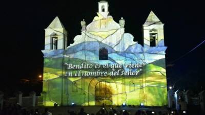 Como un enorme lienzo de piedra, la catedral de Gracias proyectó las imágenes durante el 'video mapping'.