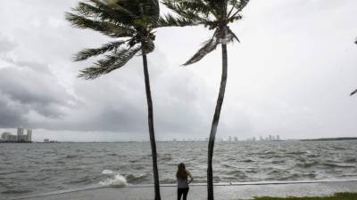 MIA01. MIAMI (FL,EE.UU), 09/09/17.- Vista de la Bahía de Biscayne con fuertes vientos y olas hoy, sábado 9 de septiembre de 2017, por la llegada del huracán Irma en Miami, Florida (Estados Unidos). La ciudad costera de Miami escapará muy probablemente al embate del ojo del huracán Irma, que descargará su furia el domingo en los Cayos de Florida, en el extremo sur del estado, para enfilar luego hacia la costa suroeste del estado, informó hoy el Centro Nacional de Huracanes (CNH) de EE.UU. EFE/Giorgio Viera