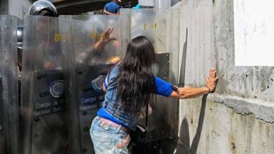 Centenares de venezolanos han protestado estos días al incumplir el Gobierno chavista su compromiso de entregar a más de 6 millones de familias perniles tradicionales de Navidad a precio subsidiado. AFP PHOTO / FEDERICO PARRA