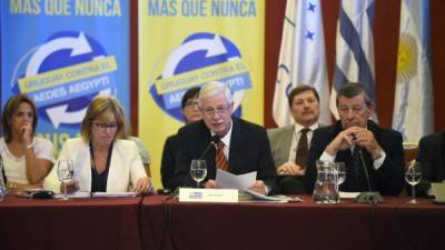 El ministro de salud de Uruguay Jorge Basso preside la reunión en Montevideo.
