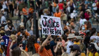 Cientos de canadienses han salido a protestar en distintas ciudades de Canadá ante lo que denominan 'genocidio indígena'. Durante la jornada, se han incendiado iglesias y derribos de monumentos.