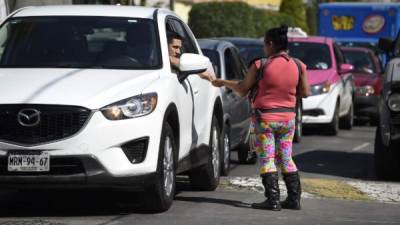 Más de 4,000 centroamericanos de la caravana migrante, en su mayoría hondureños, recuperan fuerzas este lunes en un albergue de Ciudad de México, donde tratarán de obtener permisos para transitar libremente por el país en su ruta hacia Estados Unidos.