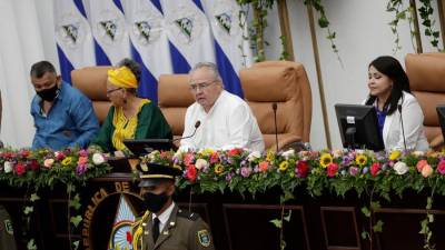 Desde la izquierda, los disputados de la mesa directiva Wilfredo Navarro, Loria Raquel Dixon, Gustavo Porras y Arling Patricia Alonso participan en la inauguración de la nueva Asamblea Nacional.