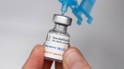 En un comunicado, la FDA indicó que las vacunas aprobadas son la de Moderna y la de Pfizer-BioNTech.