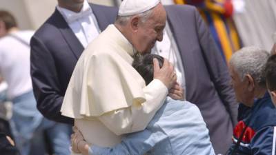 El papa Francisco abrazo a varios niños durante la audiencia general del miércoles.